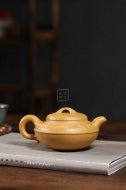 《線(xiàn)圓》宜興紫砂壺高級(jí)工藝美術(shù)師手工刻繪茶壺茶具黃金段泥線(xiàn)圓