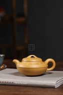 《線(xiàn)圓》宜興紫砂壺高級(jí)工藝美術(shù)師手工刻繪茶壺茶具黃金段泥線(xiàn)圓