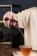 《宮燈》宜興紫砂壺名師實(shí)力派名家手工紫朱泥金絲西施泡茶壺
