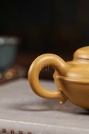 《線(xiàn)圓》宜興紫砂壺高級(jí)工藝美術(shù)師手工刻繪茶壺茶具黃金段泥線(xiàn)圓