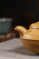 《線(xiàn)圓》宜興紫砂壺高級(jí)工藝美術(shù)師手工刻繪茶壺茶具黃金段泥線(xiàn)圓