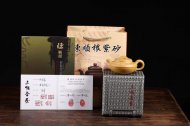 《線(xiàn)圓》宜興紫砂壺高級(jí)工藝美術(shù)師手工刻繪茶壺茶具黃金段泥線(xiàn)圓
