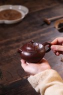 《宮燈》宜興紫砂壺名師實(shí)力派名家手工紫朱泥金絲西施泡茶壺